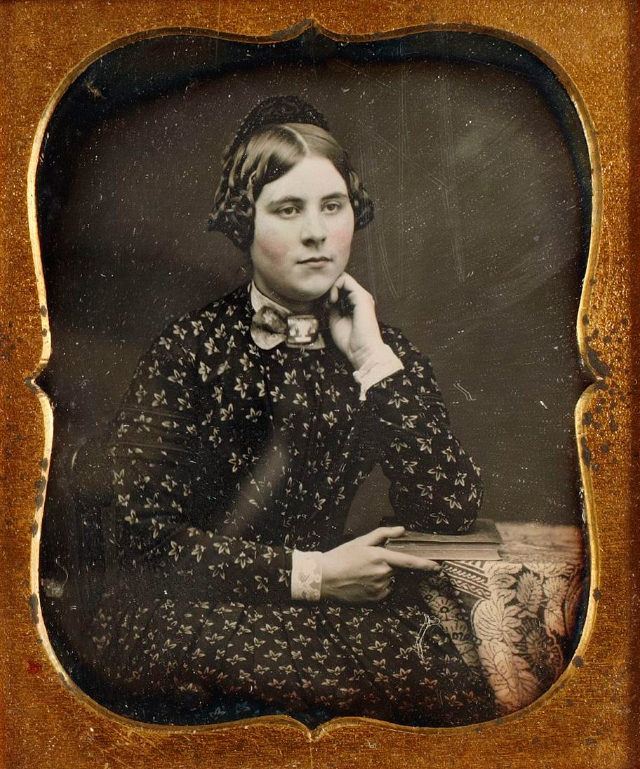 40 portraits en daguerréotype de femmes posant avec un livre au milieu du XIXeme siècle 40 portraits en daguerreotype de femmes posant avec un livre au milieu du XIXeme siecle 4 40-portraits-en-daguerreotype-de-femmes-posant-avec-un-livre-au-milieu-du-XIXeme-siecle-4