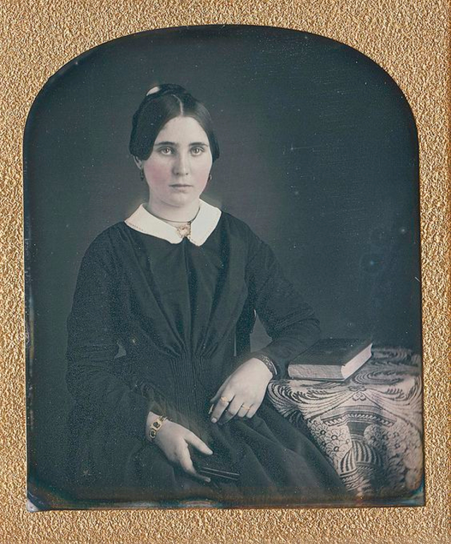 40 portraits en daguerréotype de femmes posant avec un livre au milieu du XIXeme siècle 40 portraits en daguerreotype de femmes posant avec un livre au milieu du XIXeme siecle 40 40-portraits-en-daguerreotype-de-femmes-posant-avec-un-livre-au-milieu-du-XIXeme-siecle-40