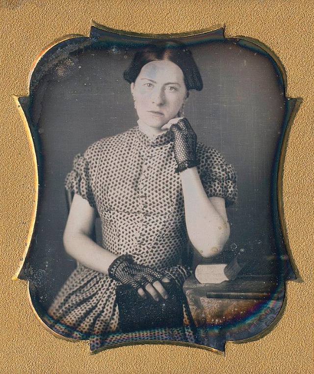 40 portraits en daguerréotype de femmes posant avec un livre au milieu du XIXeme siècle 40 portraits en daguerreotype de femmes posant avec un livre au milieu du XIXeme siecle 5 40-portraits-en-daguerreotype-de-femmes-posant-avec-un-livre-au-milieu-du-XIXeme-siecle-5