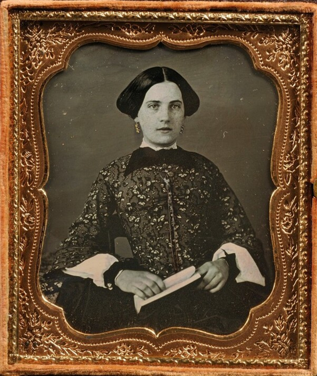 40 portraits en daguerréotype de femmes posant avec un livre au milieu du XIXeme siècle 40 portraits en daguerreotype de femmes posant avec un livre au milieu du XIXeme siecle 6 40-portraits-en-daguerreotype-de-femmes-posant-avec-un-livre-au-milieu-du-XIXeme-siecle-6