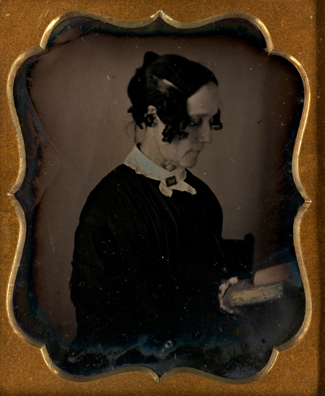 40 portraits en daguerréotype de femmes posant avec un livre au milieu du XIXeme siècle 40 portraits en daguerreotype de femmes posant avec un livre au milieu du XIXeme siecle 8 40-portraits-en-daguerreotype-de-femmes-posant-avec-un-livre-au-milieu-du-XIXeme-siecle-8