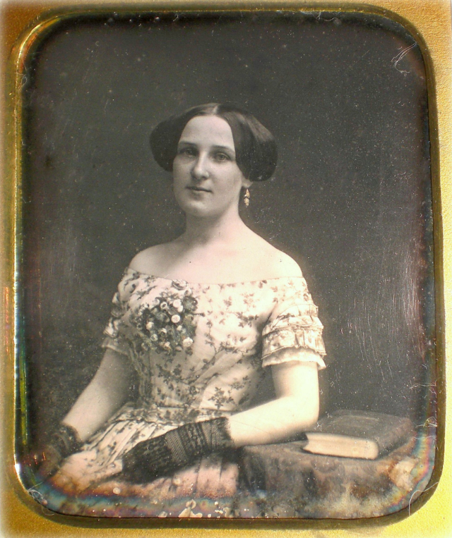 40 portraits en daguerréotype de femmes posant avec un livre au milieu du XIXeme siècle 40 portraits en daguerreotype de femmes posant avec un livre au milieu du XIXeme siecle 9 40-portraits-en-daguerreotype-de-femmes-posant-avec-un-livre-au-milieu-du-XIXeme-siecle-9