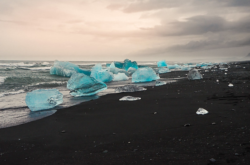 Breiðamerkursandur - diamond beach - la plage de diamants du lac Jökulsárlón Breidamerkursandur diamond beach la plage de diamants du lac Jokulsarlon 2 Breidamerkursandur-diamond-beach-la-plage-de-diamants-du-lac-Jokulsarlon-2