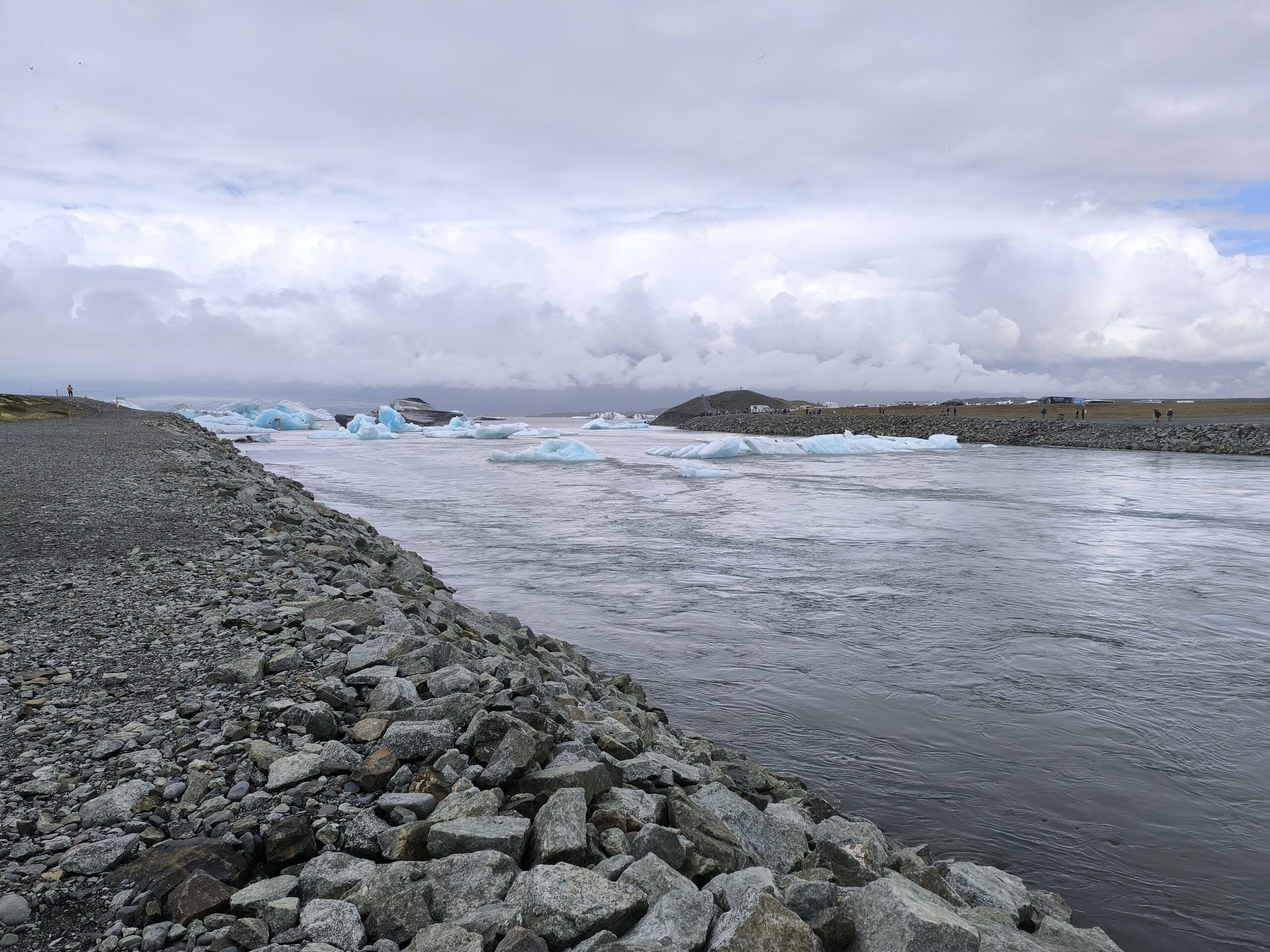 Breiðamerkursandur - diamond beach - la plage de diamants du lac Jökulsárlón Breidamerkursandur diamond beach la plage de diamants du lac Jokulsarlon canal scaled Breidamerkursandur-diamond-beach-la-plage-de-diamants-du-lac-Jokulsarlon-canal