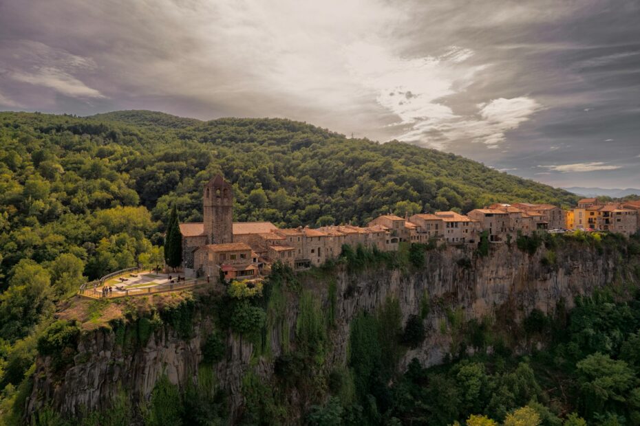 Castellfollit de la Roca, le village perché sur une falaise de basalte Castellfollit de la Roca catalogne espagne Vue aérienne de Castellfollit de la Roca perché sur sa falaise basaltique en Catalogne