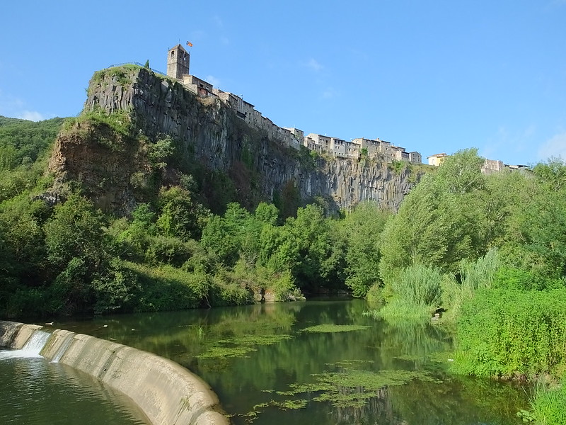 Castellfollit de la Roca - une destination voyage qui n'est ni pour ceux qui ont le vertige ni les claustrophobes Castellfollit de la Roca une destination voyage qui n est ni pour ceux qui ont le vertige ni les claustrophobes 10 Castellfollit-de-la-Roca-une-destination-voyage-qui-n-est-ni-pour-ceux-qui-ont-le-vertige-ni-les-claustrophobes-10