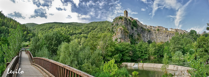 Castellfollit de la Roca - une destination voyage qui n'est ni pour ceux qui ont le vertige ni les claustrophobes Castellfollit de la Roca une destination voyage qui n est ni pour ceux qui ont le vertige ni les claustrophobes 11 Castellfollit-de-la-Roca-une-destination-voyage-qui-n-est-ni-pour-ceux-qui-ont-le-vertige-ni-les-claustrophobes-11