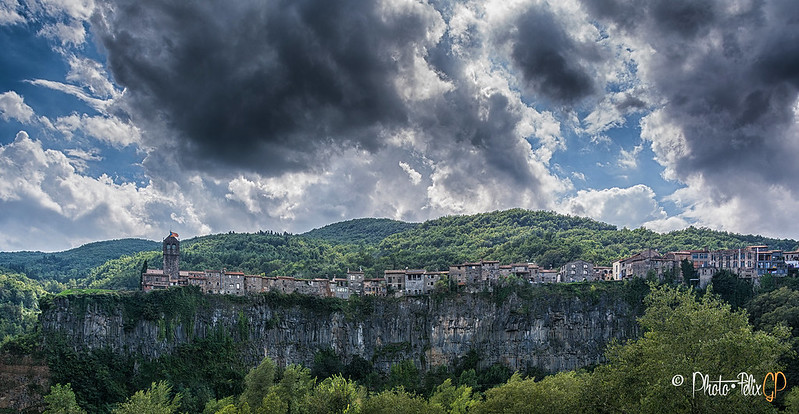 Castellfollit de la Roca - une destination voyage qui n'est ni pour ceux qui ont le vertige ni les claustrophobes Castellfollit de la Roca une destination voyage qui n est ni pour ceux qui ont le vertige ni les claustrophobes 5 Castellfollit-de-la-Roca-une-destination-voyage-qui-n-est-ni-pour-ceux-qui-ont-le-vertige-ni-les-claustrophobes-5