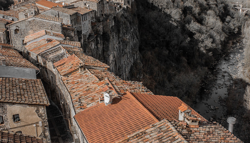 Castellfollit de la Roca - une destination voyage qui n'est ni pour ceux qui ont le vertige ni les claustrophobes Castellfollit de la Roca une destination voyage qui n est ni pour ceux qui ont le vertige ni les claustrophobes 6 Castellfollit-de-la-Roca-une-destination-voyage-qui-n-est-ni-pour-ceux-qui-ont-le-vertige-ni-les-claustrophobes-6