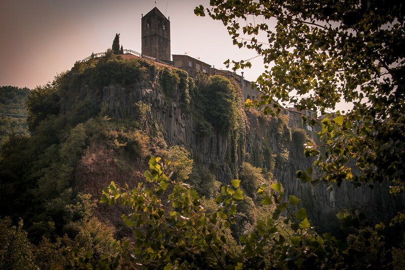 Castellfollit de la Roca - une destination voyage qui n'est ni pour ceux qui ont le vertige ni les claustrophobes Castellfollit de la Roca une destination voyage qui n est ni pour ceux qui ont le vertige ni les claustrophobes 9 Castellfollit-de-la-Roca-une-destination-voyage-qui-n-est-ni-pour-ceux-qui-ont-le-vertige-ni-les-claustrophobes-9