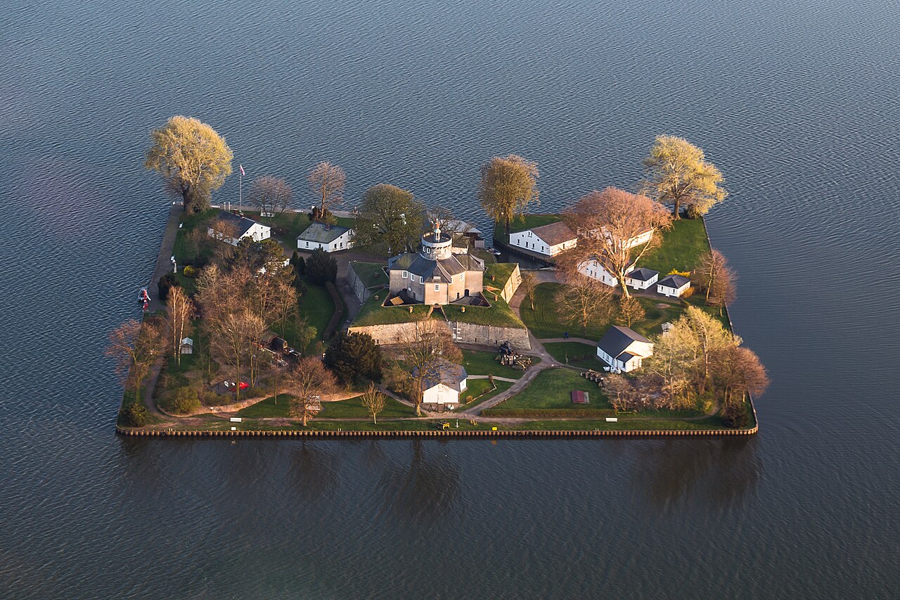 Île de Wilhelmstein sur le lac de Steinhude en Allemagne Île de Wilhelmstein sur le lac de Steinhude en Allemagne