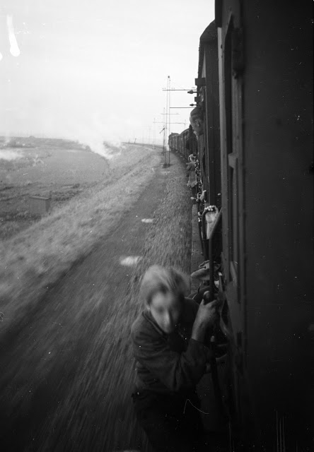 Le bonheur rayonnant avec ces enfants accrochés à un train à la libération en 1945 Le bonheur rayonnant avec ces enfants accroches a un train a la liberation en 1945 2 Le-bonheur-rayonnant-avec-ces-enfants-accroches-a-un-train-a-la-liberation-en-1945-2