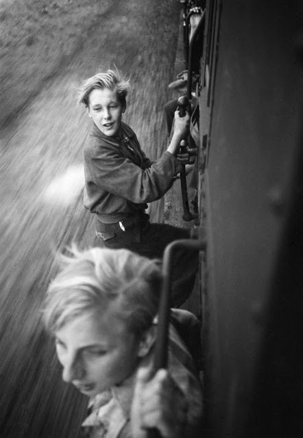 Le bonheur rayonnant avec ces enfants accrochés à un train à la libération en 1945 Le bonheur rayonnant avec ces enfants accroches a un train a la liberation en 1945 4 Le-bonheur-rayonnant-avec-ces-enfants-accroches-a-un-train-a-la-liberation-en-1945-4