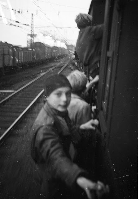 Le bonheur rayonnant avec ces enfants accrochés à un train à la libération en 1945 Le bonheur rayonnant avec ces enfants accroches a un train a la liberation en 1945 5 Le-bonheur-rayonnant-avec-ces-enfants-accroches-a-un-train-a-la-liberation-en-1945-5