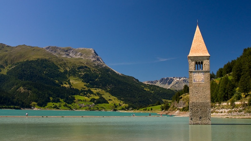 Le clocher du lac de Resia en Italie Le clocher du lac de Resia en Italie 3 Le-clocher-du-lac-de-Resia-en-Italie-3