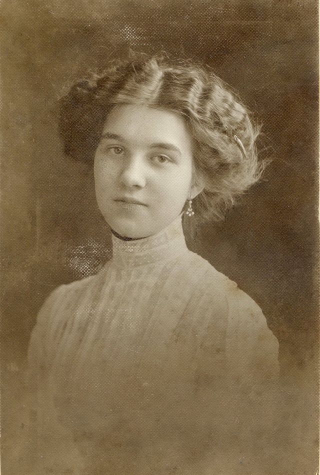 40 démonstrations des coupes de cheveux des femmes hongroises dans les années 1900 - 1910 Les coupes de cheveux des femmes hongroises dans les annees 1900 1910 8 Les-coupes-de-cheveux-des-femmes-hongroises-dans-les-annees-1900-1910-8