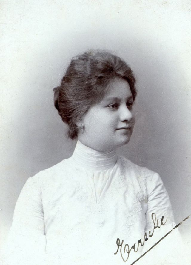 40 démonstrations des coupes de cheveux des femmes hongroises dans les années 1900 - 1910 Les coupes de cheveux des femmes hongroises dans les annees 1900 1910 9 Les-coupes-de-cheveux-des-femmes-hongroises-dans-les-annees-1900-1910-9