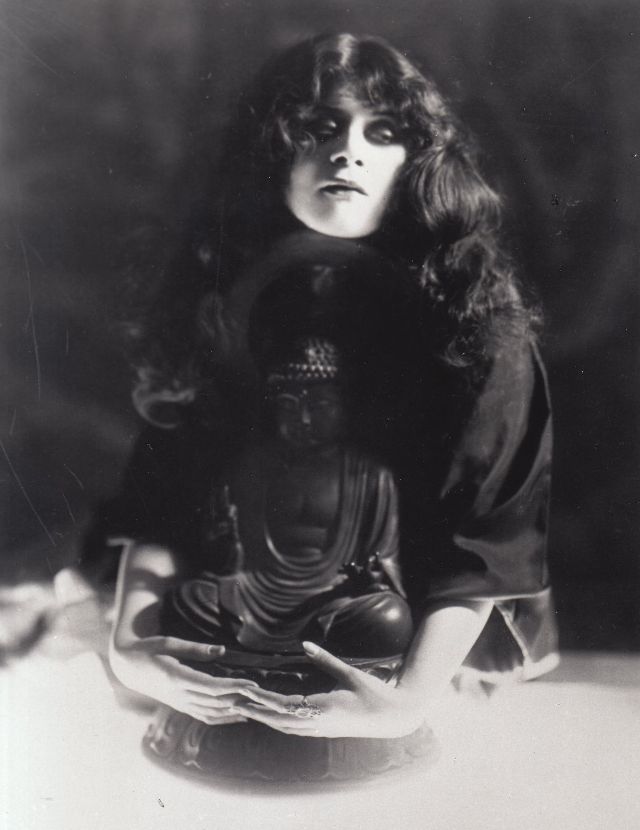 Theda Bara - première vamp d'Hollywood et sex symbol des années 1920 Theda Bara premiere vamp d Hollywood et sex symbol des annees 1920 15 Theda-Bara-premiere-vamp-d-Hollywood-et-sex-symbol-des-annees-1920-15
