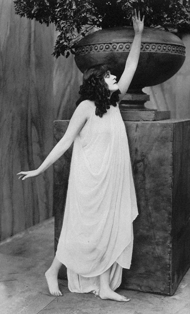Theda Bara - première vamp d'Hollywood et sex symbol des années 1920 Theda Bara premiere vamp d Hollywood et sex symbol des annees 1920 16 Theda-Bara-premiere-vamp-d-Hollywood-et-sex-symbol-des-annees-1920-16