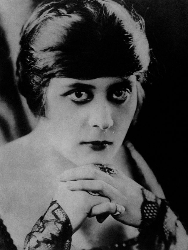 Theda Bara - première vamp d'Hollywood et sex symbol des années 1920 Theda Bara premiere vamp d Hollywood et sex symbol des annees 1920 17 Theda-Bara-premiere-vamp-d-Hollywood-et-sex-symbol-des-annees-1920-17