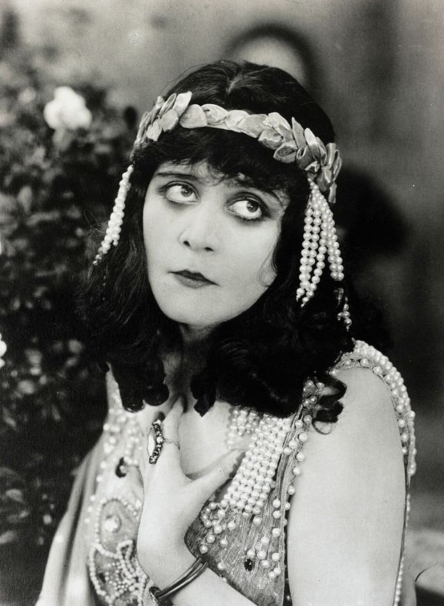 Theda Bara - première vamp d'Hollywood et sex symbol des années 1920 Theda Bara premiere vamp d Hollywood et sex symbol des annees 1920 18 Theda-Bara-premiere-vamp-d-Hollywood-et-sex-symbol-des-annees-1920-18
