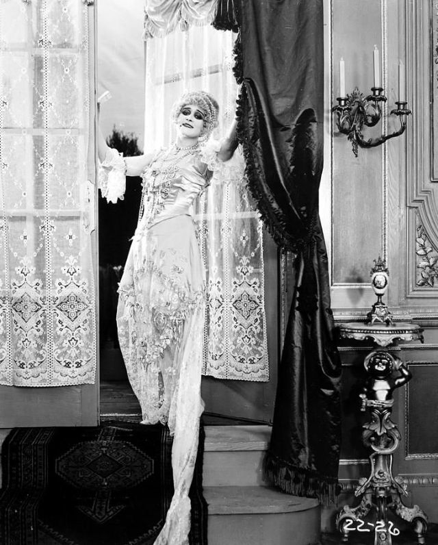 Theda Bara - première vamp d'Hollywood et sex symbol des années 1920 Theda Bara premiere vamp d Hollywood et sex symbol des annees 1920 19 Theda-Bara-premiere-vamp-d-Hollywood-et-sex-symbol-des-annees-1920-19