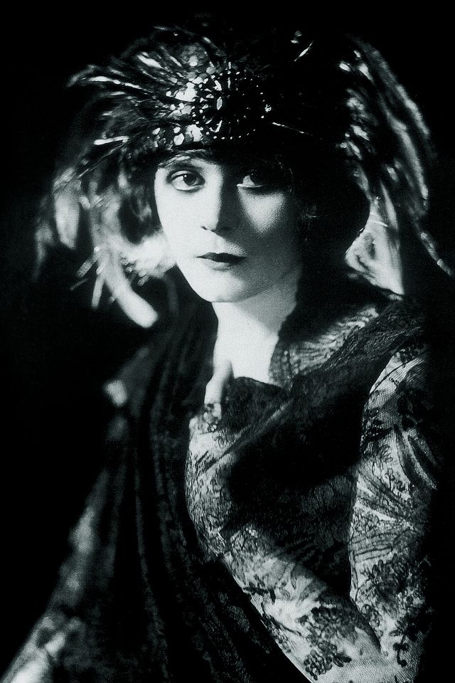 Theda Bara - première vamp d'Hollywood et sex symbol des années 1920 Theda Bara premiere vamp d Hollywood et sex symbol des annees 1920 21 Theda-Bara-premiere-vamp-d-Hollywood-et-sex-symbol-des-annees-1920-21