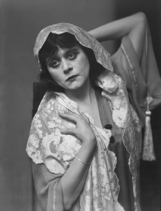 Theda Bara - première vamp d'Hollywood et sex symbol des années 1920 Theda Bara premiere vamp d Hollywood et sex symbol des annees 1920 22 Theda-Bara-premiere-vamp-d-Hollywood-et-sex-symbol-des-annees-1920-22