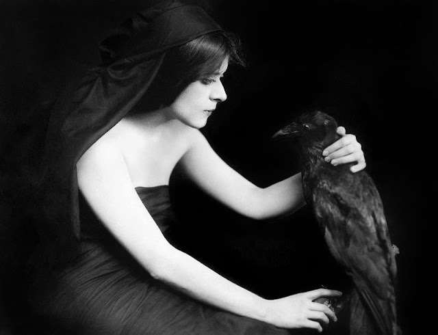 Theda Bara - première vamp d'Hollywood et sex symbol des années 1920 Theda Bara premiere vamp d Hollywood et sex symbol des annees 1920 23 Theda-Bara-premiere-vamp-d-Hollywood-et-sex-symbol-des-annees-1920-23
