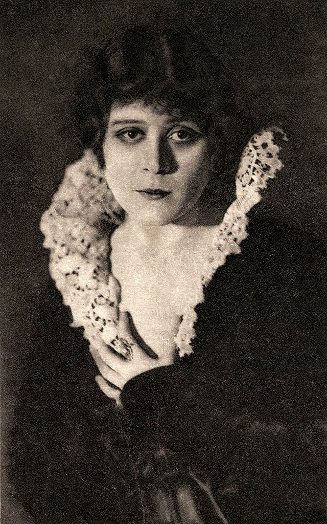 Theda Bara - première vamp d'Hollywood et sex symbol des années 1920 Theda Bara premiere vamp d Hollywood et sex symbol des annees 1920 26 Theda-Bara-premiere-vamp-d-Hollywood-et-sex-symbol-des-annees-1920-26
