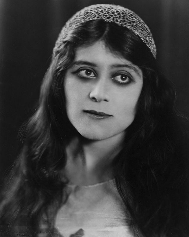 Theda Bara - première vamp d'Hollywood et sex symbol des années 1920 Theda Bara premiere vamp d Hollywood et sex symbol des annees 1920 27 Theda-Bara-premiere-vamp-d-Hollywood-et-sex-symbol-des-annees-1920-27