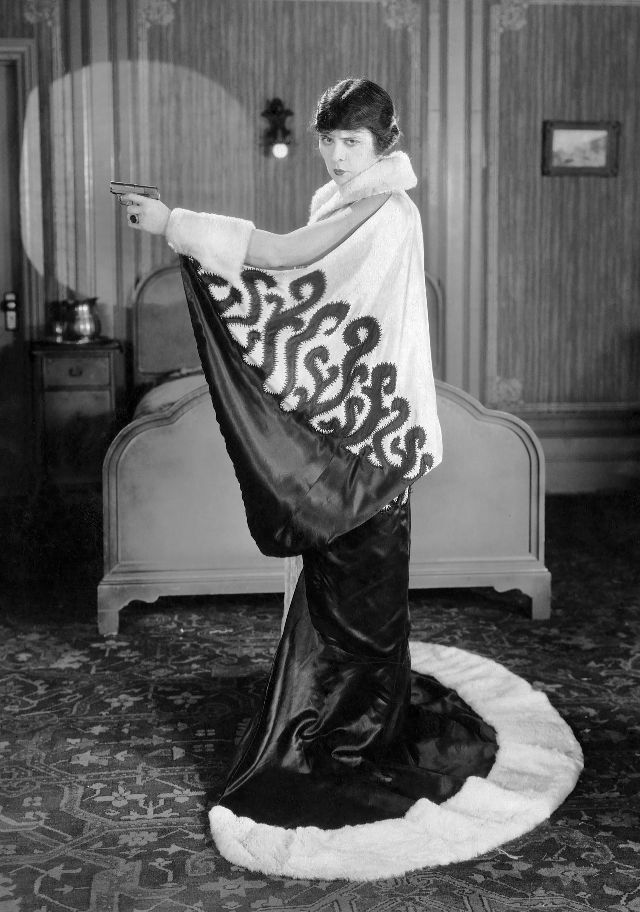 Theda Bara - première vamp d'Hollywood et sex symbol des années 1920 Theda Bara premiere vamp d Hollywood et sex symbol des annees 1920 29 Theda-Bara-premiere-vamp-d-Hollywood-et-sex-symbol-des-annees-1920-29