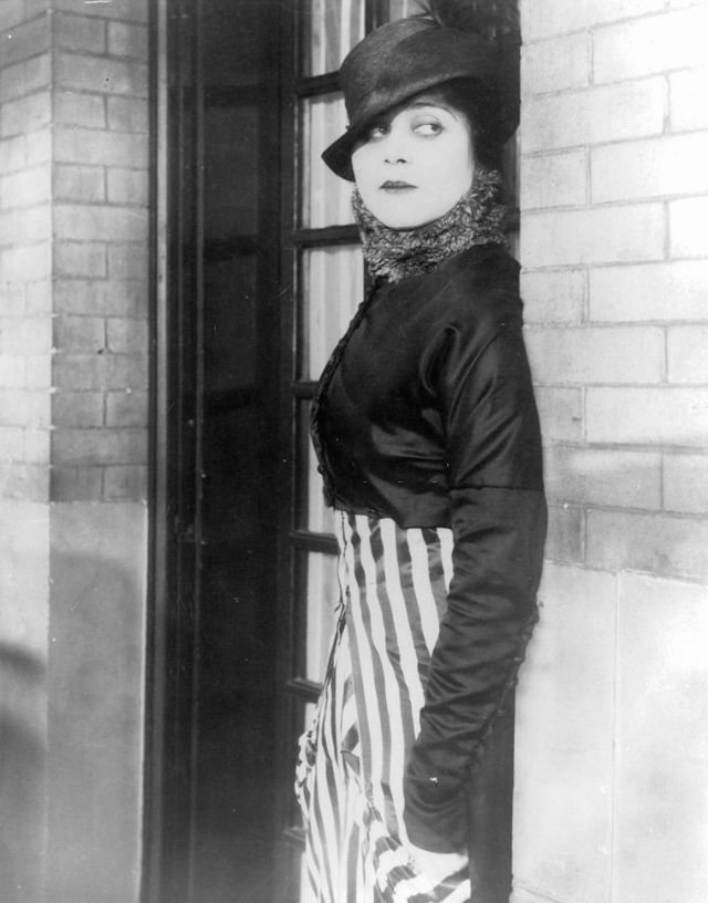 Theda Bara - première vamp d'Hollywood et sex symbol des années 1920 Theda Bara premiere vamp d Hollywood et sex symbol des annees 1920 3 Theda-Bara-premiere-vamp-d-Hollywood-et-sex-symbol-des-annees-1920-3