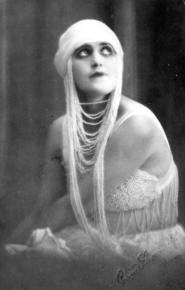 Theda Bara - première vamp d'Hollywood et sex symbol des années 1920 Theda Bara premiere vamp d Hollywood et sex symbol des annees 1920 5 Theda-Bara-premiere-vamp-d-Hollywood-et-sex-symbol-des-annees-1920-5
