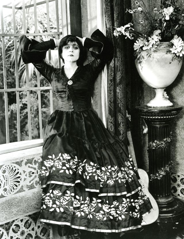 Theda Bara - première vamp d'Hollywood et sex symbol des années 1920 Theda Bara premiere vamp d Hollywood et sex symbol des annees 1920 7 Theda-Bara-premiere-vamp-d-Hollywood-et-sex-symbol-des-annees-1920-7