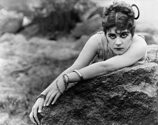 Theda Bara - première vamp d'Hollywood et sex symbol des années 1920 Theda Bara premiere vamp d Hollywood et sex symbol des annees 1920 8 Theda-Bara-premiere-vamp-d-Hollywood-et-sex-symbol-des-annees-1920-8