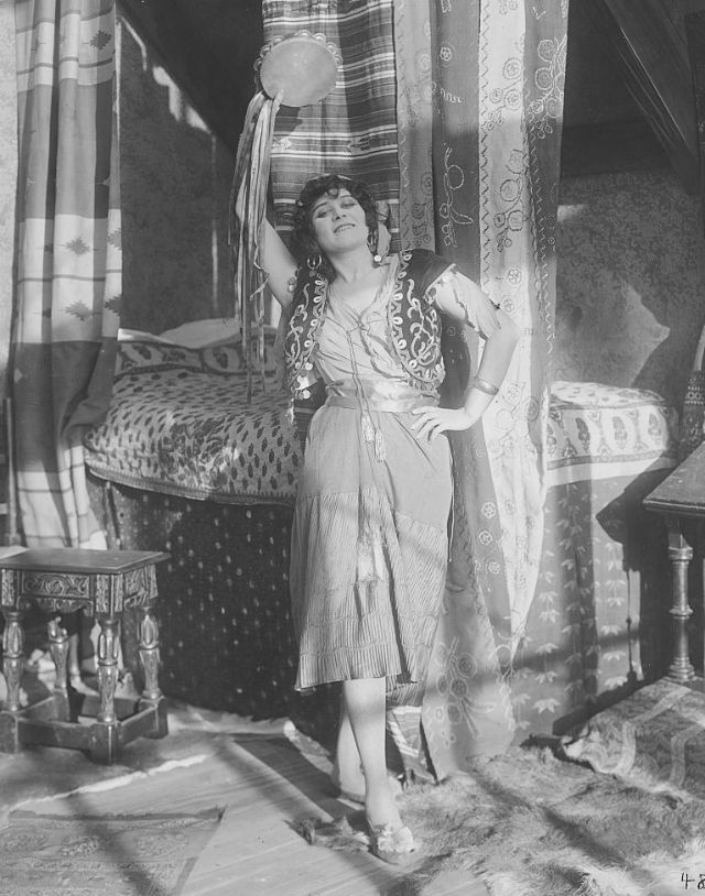 Theda Bara - première vamp d'Hollywood et sex symbol des années 1920 Theda Bara premiere vamp d Hollywood et sex symbol des annees 1920 9 Theda-Bara-premiere-vamp-d-Hollywood-et-sex-symbol-des-annees-1920-9