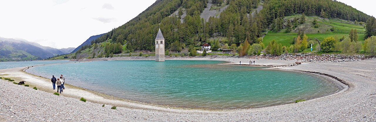 Clocher du lac de Resia lorsque le niveau de l’eau est bas Clocher du lac de Resia lorsque le niveau de l’eau est bas