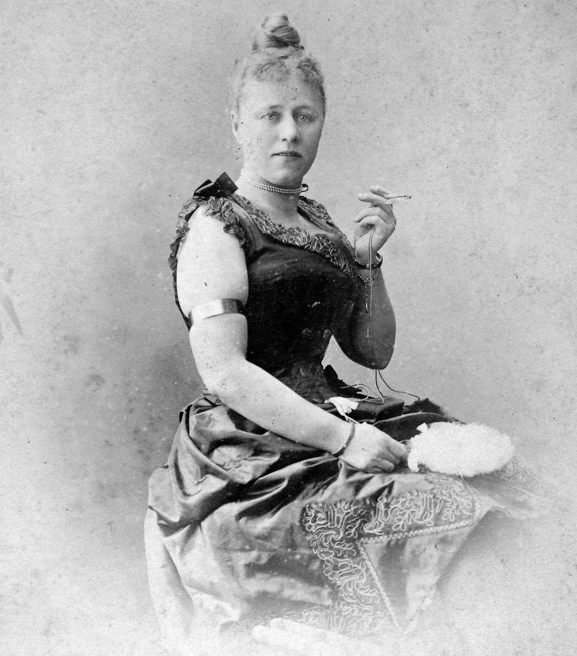 Portrait d’une femme avec une coiffure du début des années 1900 Portrait d’une femme avec une coiffure du début des années 1900