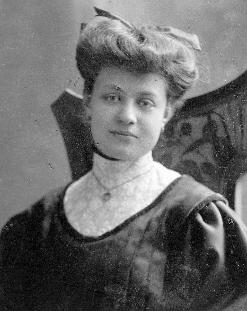 Femme photographiée en 1908 avec une coiffure relevée de l’époque Femme photographiée en 1908 avec une coiffure relevée de l’époque
