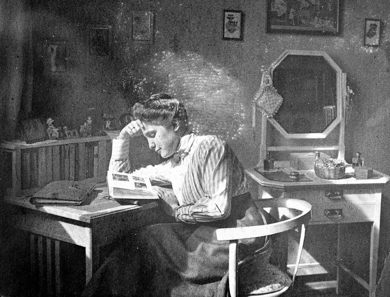 Femme à Budapest en 1910 avec une coiffure féminine de l’époque Femme à Budapest en 1910 avec une coiffure féminine de l’époque
