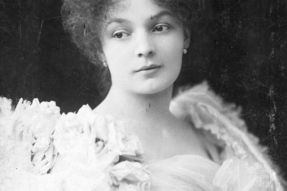 Coiffures des femmes hongroises vers 1900-1910 coiffure femme hongroise 1900 lotz kornelia Kornélia Lotz avec une coiffure de femme hongroise en 1900