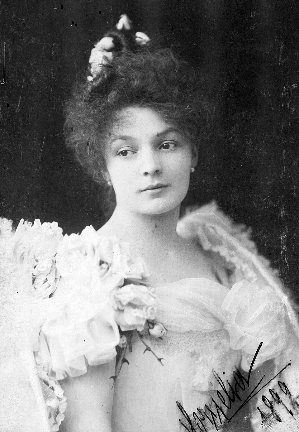Kornélia Lotz avec une coiffure de femme hongroise en 1900 Kornélia Lotz avec une coiffure de femme hongroise en 1900