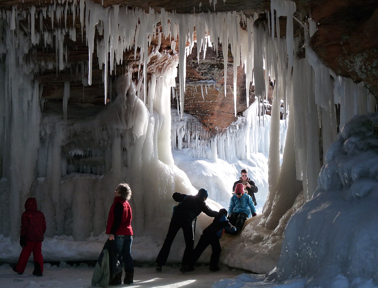 Grotte de glace des Apostle Islands près de Meyers Beach en hiver Grotte de glace des Apostle Islands près de Meyers Beach en hiver