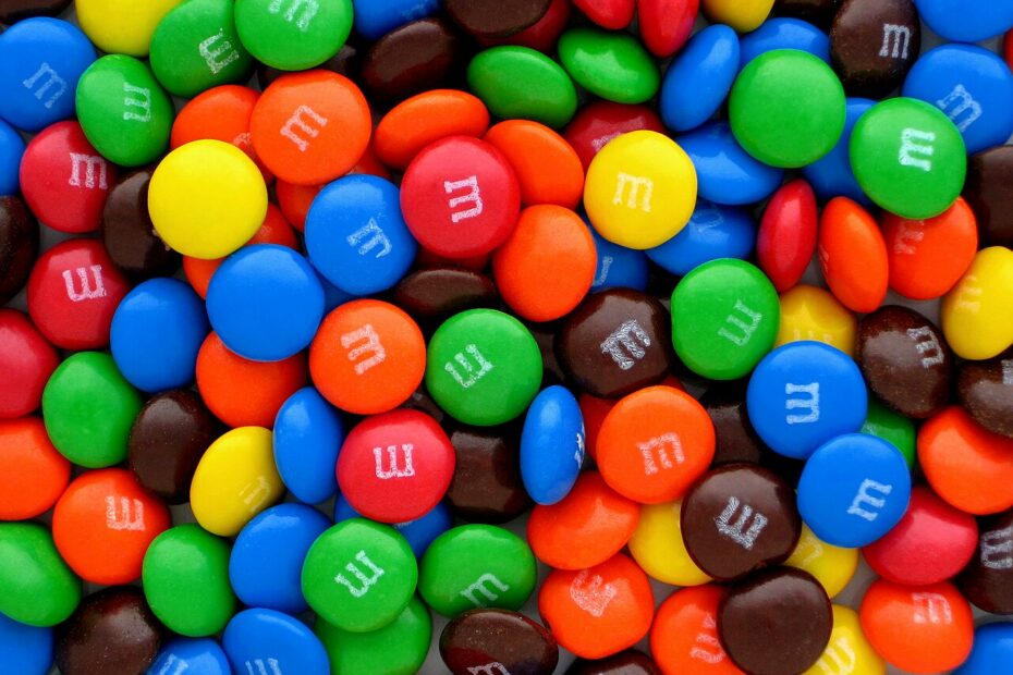 M&M’s colorés dont l’enrobage se dissout dans l’eau