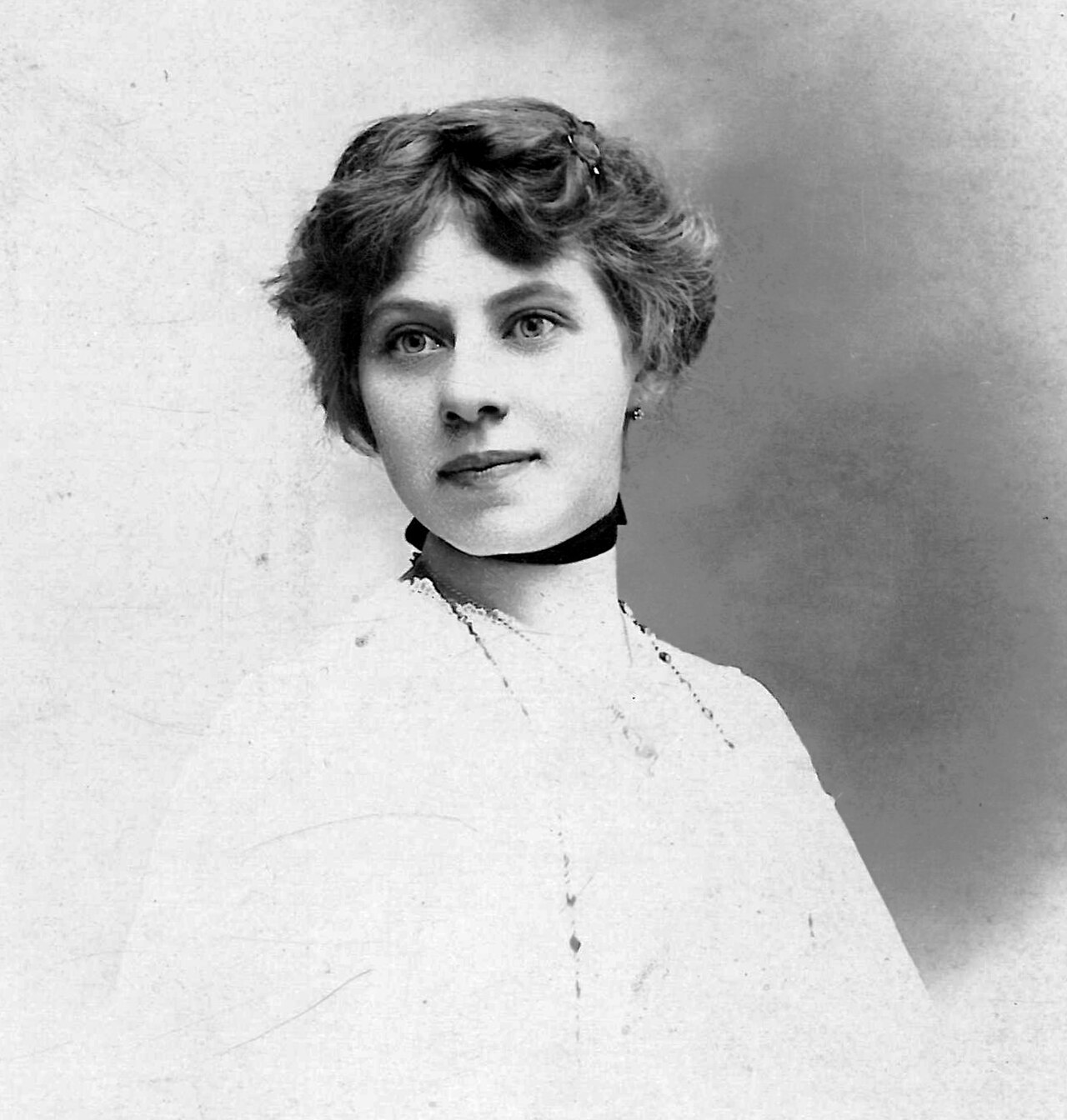 Portrait de femme avec une coiffure du début du XXe siècle en 1908 Portrait de femme avec une coiffure du début du XXe siècle en 1908