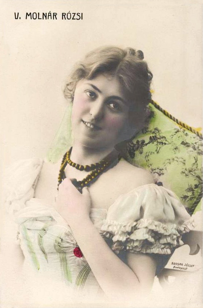 Rózsi Molnár avec une coiffure féminine vers 1900 Rózsi Molnár avec une coiffure féminine vers 1900