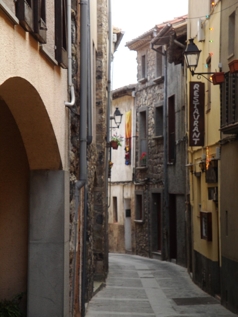 Rue étroite du vieux village de Castellfollit de la Roca Rue étroite du vieux village de Castellfollit de la Roca
