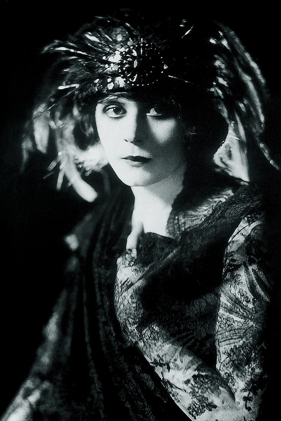 Theda Bara dans la pièce The Blue Flame en 1920 Theda Bara dans la pièce The Blue Flame en 1920
