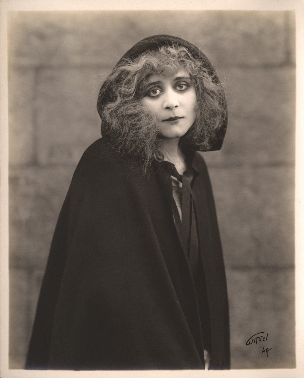 Portrait de Theda Bara photographiée par Albert Witzel en 191 Portrait de Theda Bara photographiée par Albert Witzel en 191